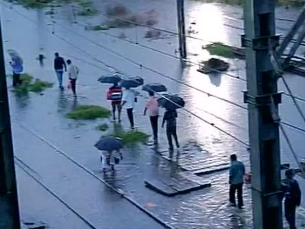 বিপর্যস্ত মুম্বই