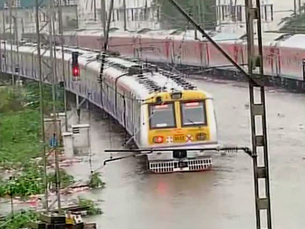 বিপর্যস্ত মুম্বই
