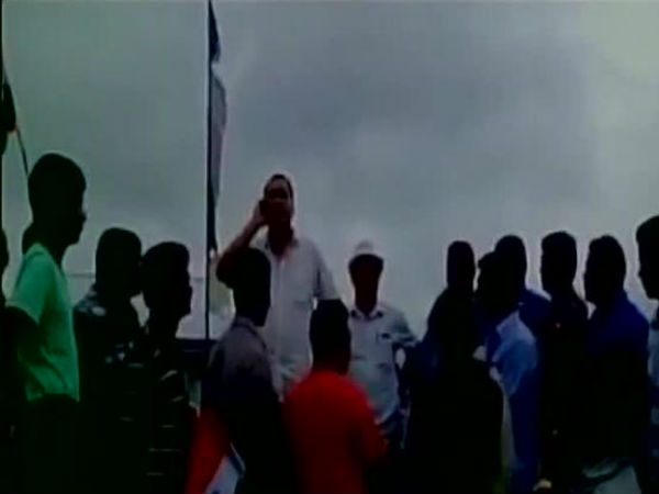 তৃণমূল নেতার দাদাগিরি