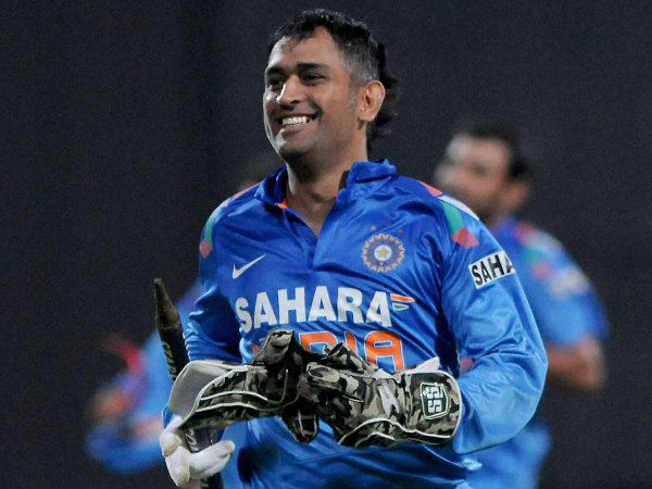 ধোনির পাশে রায়না ও অশ্বিন