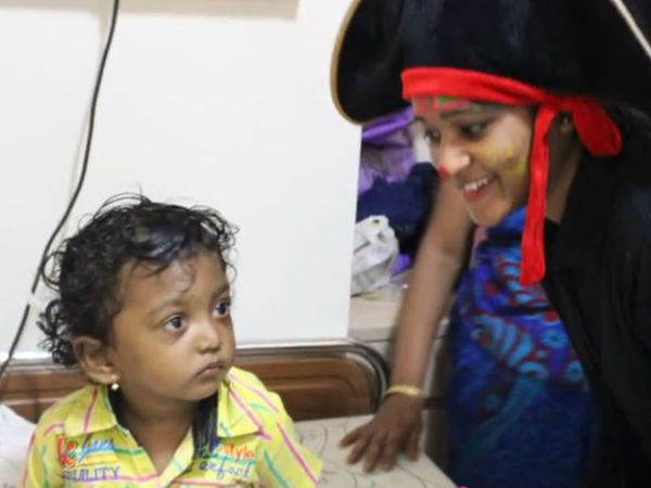 (ভিডিও) ক্যানসার রোগীদের মুখে হাসি ফোঁটানোই এঁদের কাজ (ভিডিও) ক্যানসার রোগীদের মুখে হাসি ফোঁটানোই এঁদের কাজ
