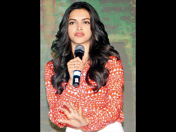 ঠোঁট উল্টে