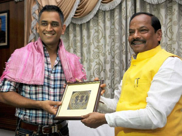 রঘুবর সকাশে ধোনি