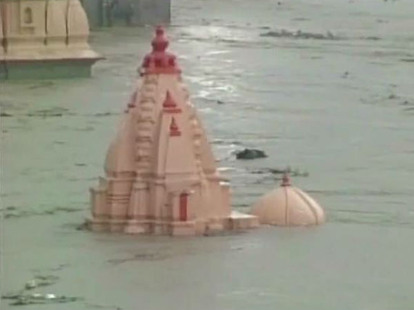জলের তলায়