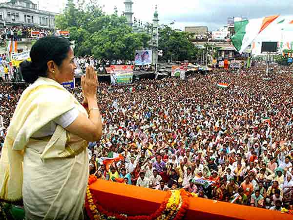 শহিদ দিবসের মঞ্চে যা বললেন মমতা বন্দ্যোপাধ্যায় শহিদ দিবসের মঞ্চে যা বললেন মমতা বন্দ্যোপাধ্যায়