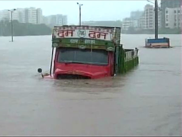 জলমগ্ন মুম্বই