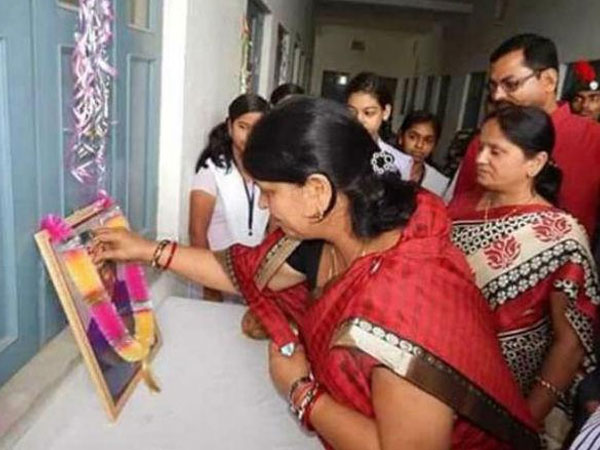 'প্রয়াত' আবদুল কালামের ছবিতে মালা দিয়ে শ্রদ্ধা জানালেন ঝাড়খণ্ডের মন্ত্রী! 'প্রয়াত' আবদুল কালামের ছবিতে মালা দিয়ে শ্রদ্ধা জানালেন ঝাড়খণ্ডের মন্ত্রী!