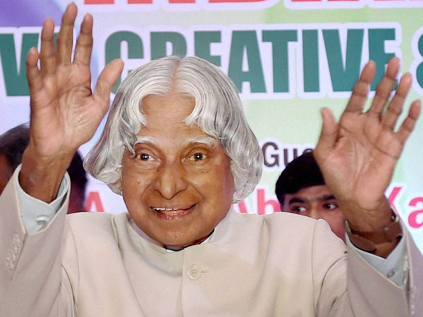 বিদ্যুতহীন জায়গায় একসঙ্গে ৪০০ ছাত্রের ক্লাস নেন