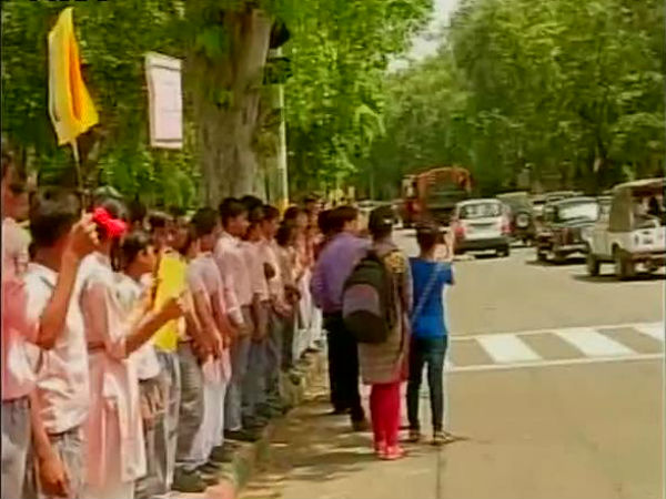 অপেক্ষায় পড়ুয়ারা