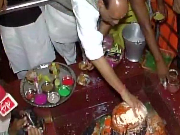 স্বরাষ্ট্রমন্ত্রীর পুজো অর্চনা