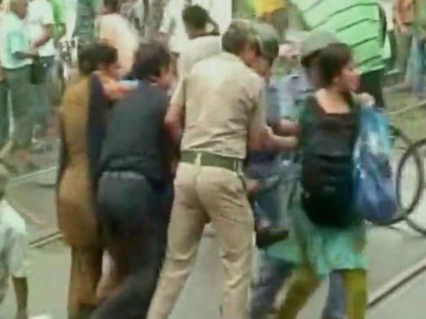 মাতৃভূমি লোকাল ঘিরে রণক্ষেত্র খড়দহ, নির্দেশ প্রত্যাহার রেলের মাতৃভূমি লোকাল ঘিরে রণক্ষেত্র খড়দহ, নির্দেশ প্রত্যাহার রেলের