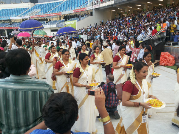 ঐতিহ্য অনুসারে
