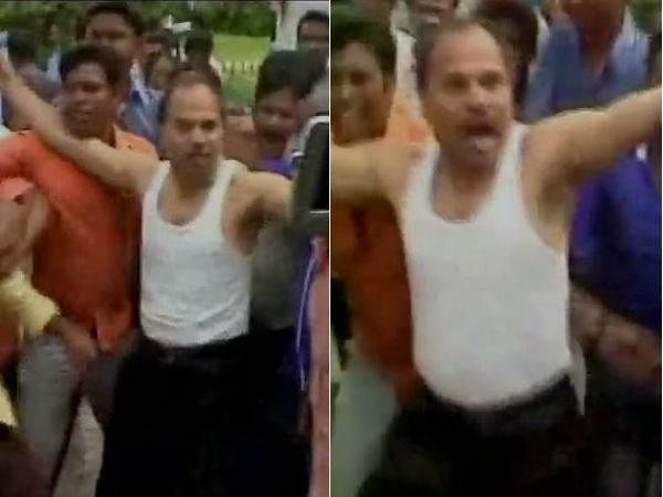 জামা খুলে অধীররে বিক্ষোভ