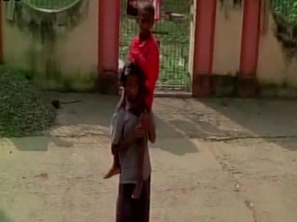 অসুস্থ ভাইকে কাঁধে নিয়ে ৮ কিমি. হেঁটে হাসপাতালে এক বালিকা অসুস্থ ভাইকে কাঁধে নিয়ে ৮ কিমি. হেঁটে হাসপাতালে এক বালিকা