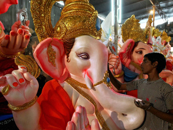 গণেশকে ১ লক্ষ ২৫ হাজারটি লাড্ডুর ভোগ