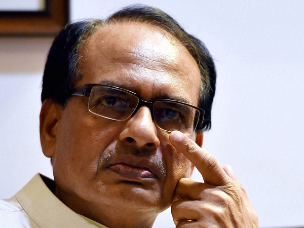 ঝাবুয়ায় মৃতদের পরিবারের পাশে শিবরাজ