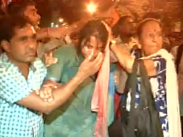 বামেদের উপরে পুলিশের লাঠিচার্জ