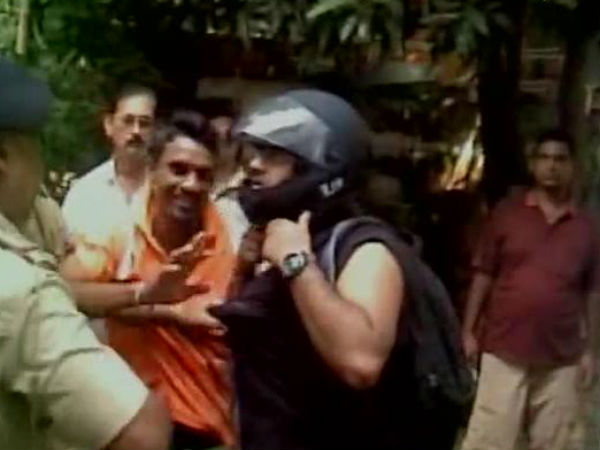 বচসায় পুলিশ