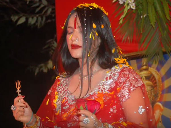 ভাইরাল ভিডিও : লন্ডনের ক্যাসিনোয় নাচের তালে মত্ত 'রাধে মা' ভাইরাল ভিডিও : লন্ডনের ক্যাসিনোয় নাচের তালে মত্ত 'রাধে মা'