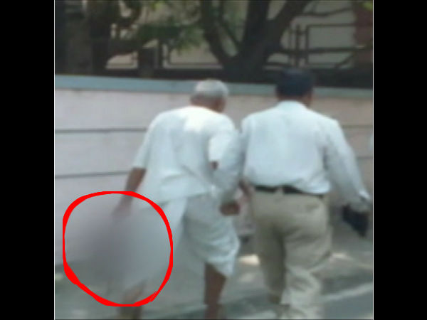 বউয়ের কাটা 'মুণ্ডু' নিয়ে পুনের রাস্তায় ঘুরে বেড়াল স্বামী বউয়ের কাটা 'মুণ্ডু' নিয়ে পুনের রাস্তায় ঘুরে বেড়াল স্বামী