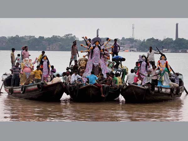 কোথাও বিষাদ কোথাও উল্লাস, ঠাকুর দেখা, বিসর্জন চলছে একইসঙ্গে কোথাও বিষাদ কোথাও উল্লাস, ঠাকুর দেখা, বিসর্জন চলছে একইসঙ্গে
