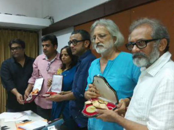 জাতীয় পুরস্কার ফেরত