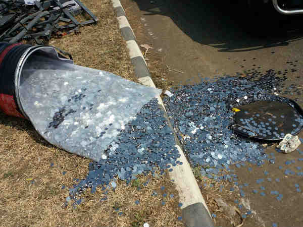 রাস্তায় বিছানো কয়েনের চাদর