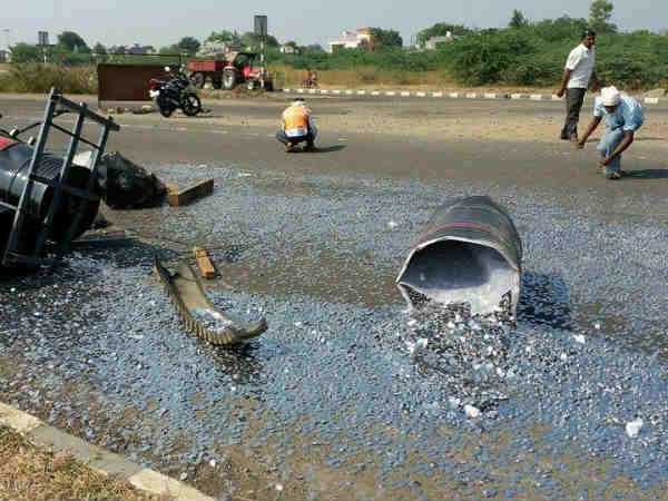 রাস্তায় বিছানো কয়েনের চাদর