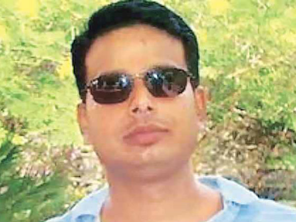 দিল্লি পুলিশ : গুলি করে আত্মঘাতী পুলিশ আধিকারিক, মর্মাহত স্ত্রীর ঝাঁপ বারান্দা থেকে দিল্লি পুলিশ : গুলি করে আত্মঘাতী পুলিশ আধিকারিক, মর্মাহত স্ত্রীর ঝাঁপ বারান্দা থেকে