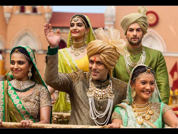সলমনের 'প্রেম' বক্স অফিসে ধন-রাশি বাড়াতে ব্যস্ত, দীপাবলির বাজি ফাটছে এখনও সলমনের 'প্রেম' বক্স অফিসে ধন-রাশি বাড়াতে ব্যস্ত, দীপাবলির বাজি ফাটছে এখনও
