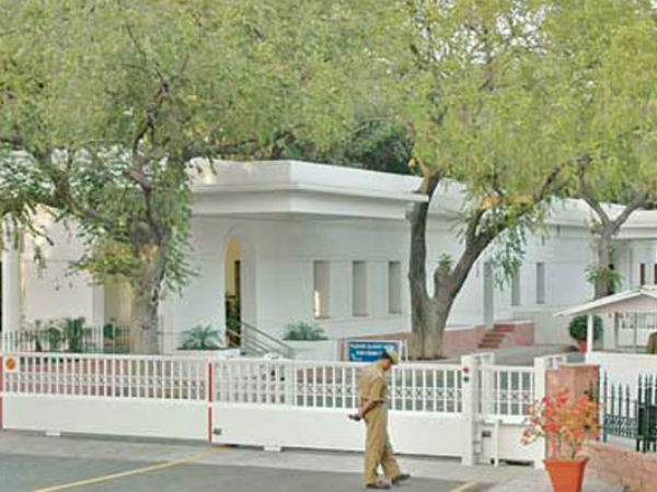 প্রধানমন্ত্রীর বাসভবনে গুলি
