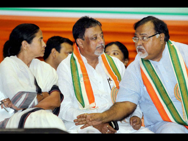 ঘুঁচল দূরত্ব? তৃণমূলের মূলস্রোতে ফের গা ভাসালেন মুকুল রায়! ঘুঁচল দূরত্ব? তৃণমূলের মূলস্রোতে ফের গা ভাসালেন মুকুল রায়!