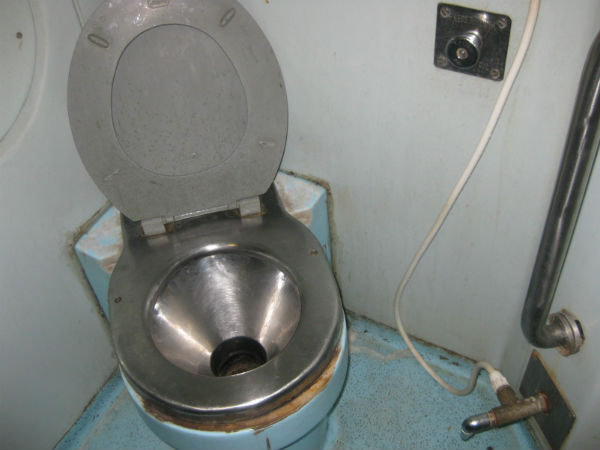 ৯) নিম্ন শ্রেনীতে মলত্যাগের ব্যবস্থা