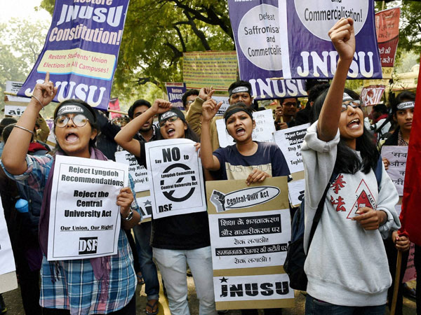 দেশদ্রোহিতা বিতর্ক : জেএনইউতে আরও সাত ছাত্রকে আটক করল পুলিশ দেশদ্রোহিতা বিতর্ক : জেএনইউতে আরও সাত ছাত্রকে আটক করল পুলিশ