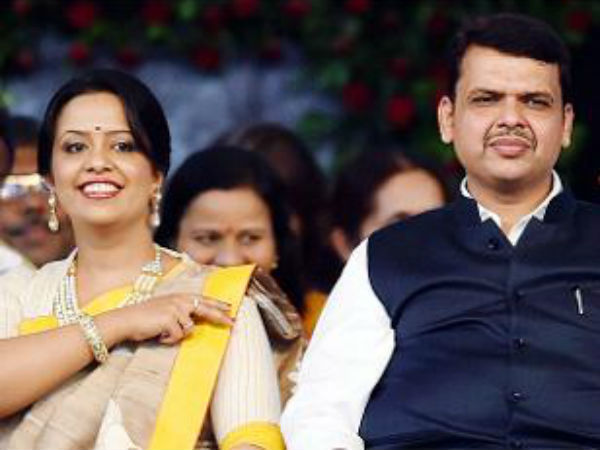 বলিউডের এই নয়া গায়িকা মুখ্যমন্ত্রীর স্ত্রী! বলিউডের এই নয়া গায়িকা মুখ্যমন্ত্রীর স্ত্রী!