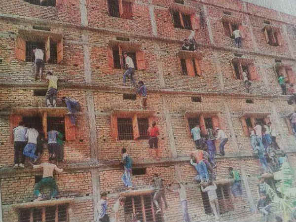 মথুরায় বোর্ড পরীক্ষায় গণ টোকাটুকি