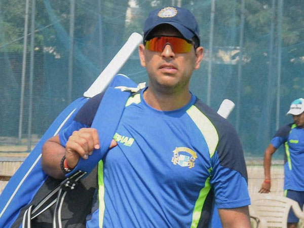 চোটের কারণে ছিটকে গেলেন যুবরাজ