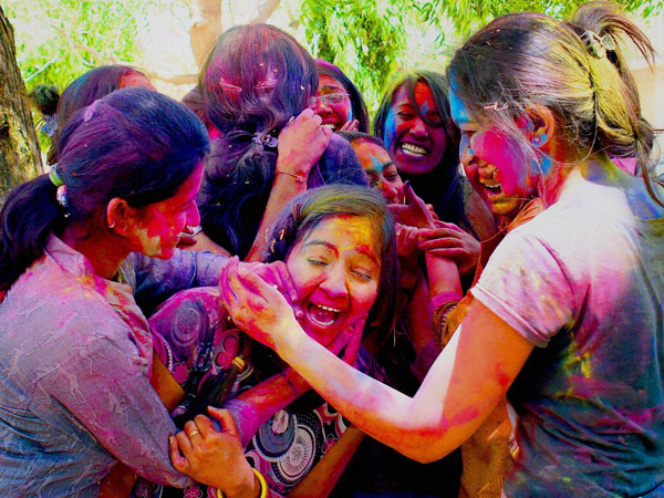 ভারত জুড়ে আজ যেভাবে পালিত হল 'হোলি উৎসব' ভারত জুড়ে আজ যেভাবে পালিত হল 'হোলি উৎসব'