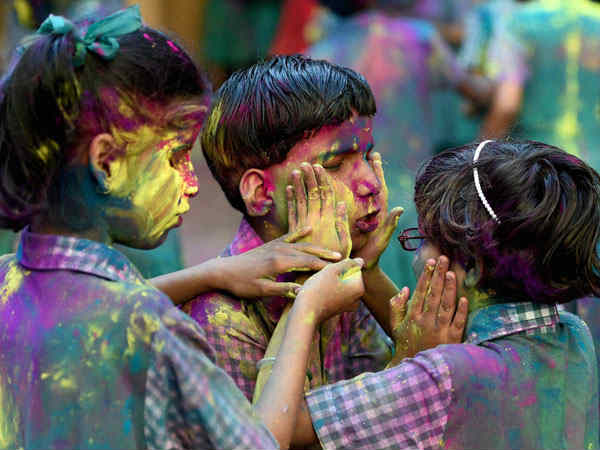 ভোট পার্বণের আগে রঙের উৎসবে মাতোয়ারা গোটা রাজ্য ভোট পার্বণের আগে রঙের উৎসবে মাতোয়ারা গোটা রাজ্য