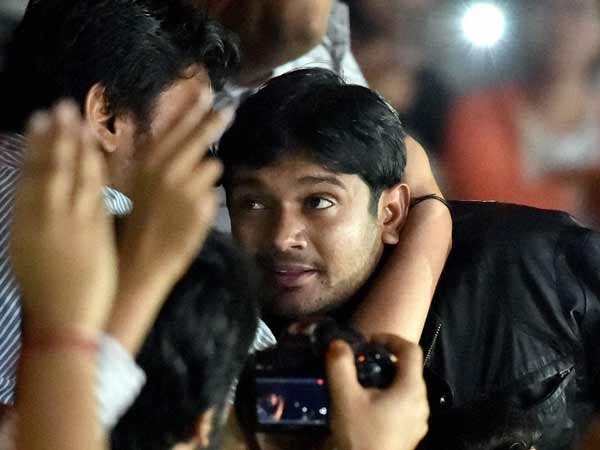 এবার জেএনইউয়ে ক্যাম্পাসের মধ্যেই চড় কানহাইয়া কুমারকে এবার জেএনইউয়ে ক্যাম্পাসের মধ্যেই চড় কানহাইয়া কুমারকে