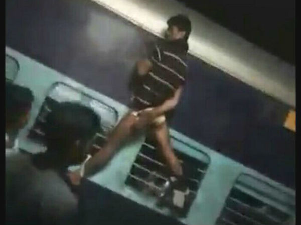 ট্রেনে জল খাওয়া নিয়ে বিবাদের জেরে জানলায় আটকে মার যুবককে ট্রেনে জল খাওয়া নিয়ে বিবাদের জেরে জানলায় আটকে মার যুবককে