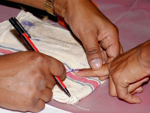 নদিয়া : রাজনৈতিক সংঘর্ষে মাথা ফাটল, তবুও না দমে নিজের মতদান করলেন ৮০ বছরের বৃদ্ধা! নদিয়া : রাজনৈতিক সংঘর্ষে মাথা ফাটল, তবুও না দমে নিজের মতদান করলেন ৮০ বছরের বৃদ্ধা!