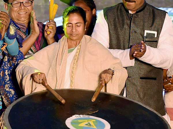 চলতি বিধানসভা নির্বাচনে এমন কিছু ঘটল, যা মমতার রাজনৈতিক জীবনে আগে ঘটেনি! চলতি বিধানসভা নির্বাচনে এমন কিছু ঘটল, যা মমতার রাজনৈতিক জীবনে আগে ঘটেনি!