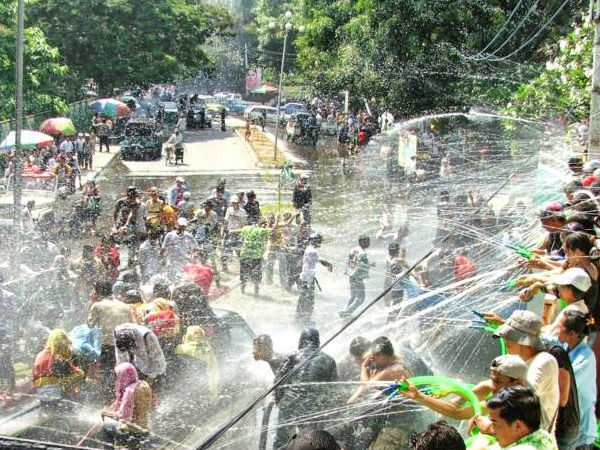 মায়ানমারে 'ওয়াটার ফেস্টিভ্যাল' পালন করতে গিয়ে মৃত অন্তত ৩৬ মায়ানমারে 'ওয়াটার ফেস্টিভ্যাল' পালন করতে গিয়ে মৃত অন্তত ৩৬
