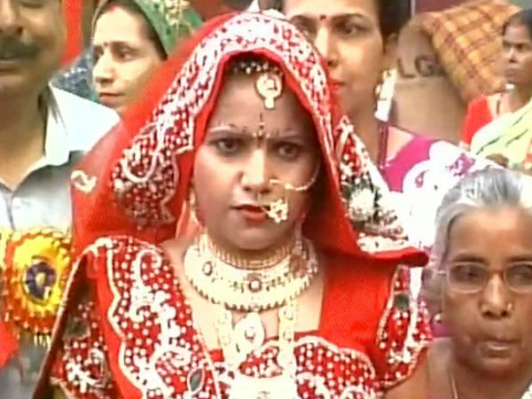 বাড়িতে শৌচাগার নেই : গণবিবাহের আসরে পাত্র পাল্টে বিয়ে তরুণীর বাড়িতে শৌচাগার নেই : গণবিবাহের আসরে পাত্র পাল্টে বিয়ে তরুণীর