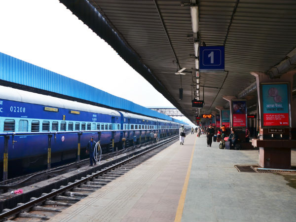 লকডাউনের মাঝেই শুরু ট্রেন চলাচল