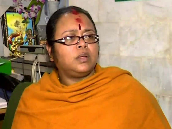 বুথে বুথে তৃণমূল প্রার্থী সোনালি গুহর সঙ্গে বচসা আধা সেনার বুথে বুথে তৃণমূল প্রার্থী সোনালি গুহর সঙ্গে বচসা আধা সেনার