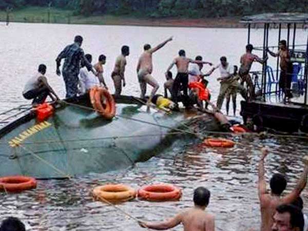 নৌকাডুবি উদ্ধার ১২টি মৃতদেহ
