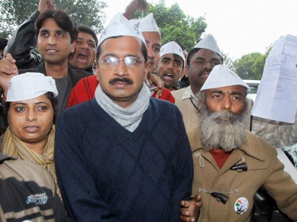 দিল্লিতে ধর্ষিতাকে দেখতে হাসপাতালে কেজরি