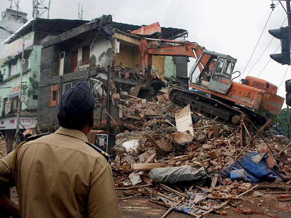 অবিরাম বৃষ্টিতে ঢাকুরিয়ার একটি বাড়ির একাংশ ভেঙে মৃত ১, আহত আরও ১ অবিরাম বৃষ্টিতে ঢাকুরিয়ার একটি বাড়ির একাংশ ভেঙে মৃত ১, আহত আরও ১